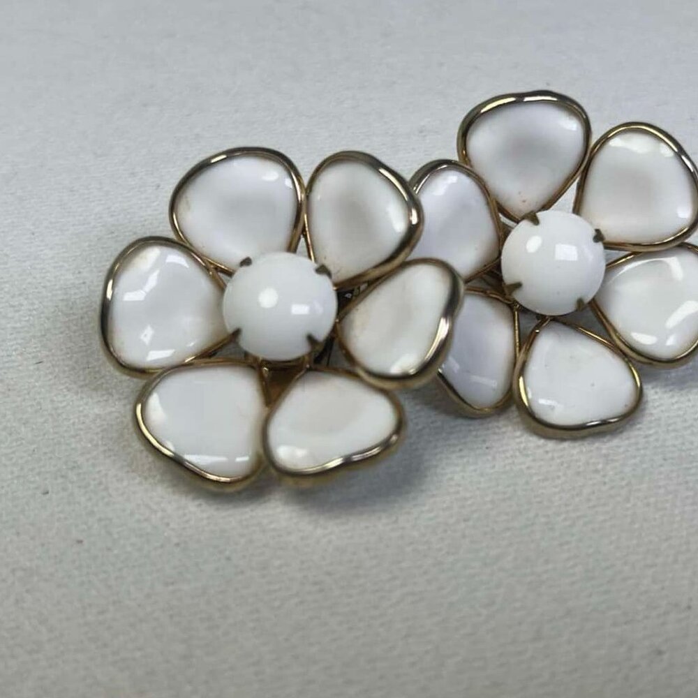 Earrings White Flower Vintage GoldTone Trim Clip On MCM MobWife CottageCore 60s